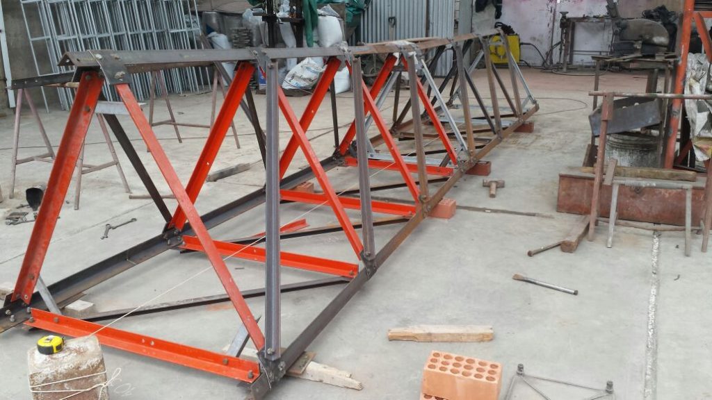 fabricación de torre autosoportada