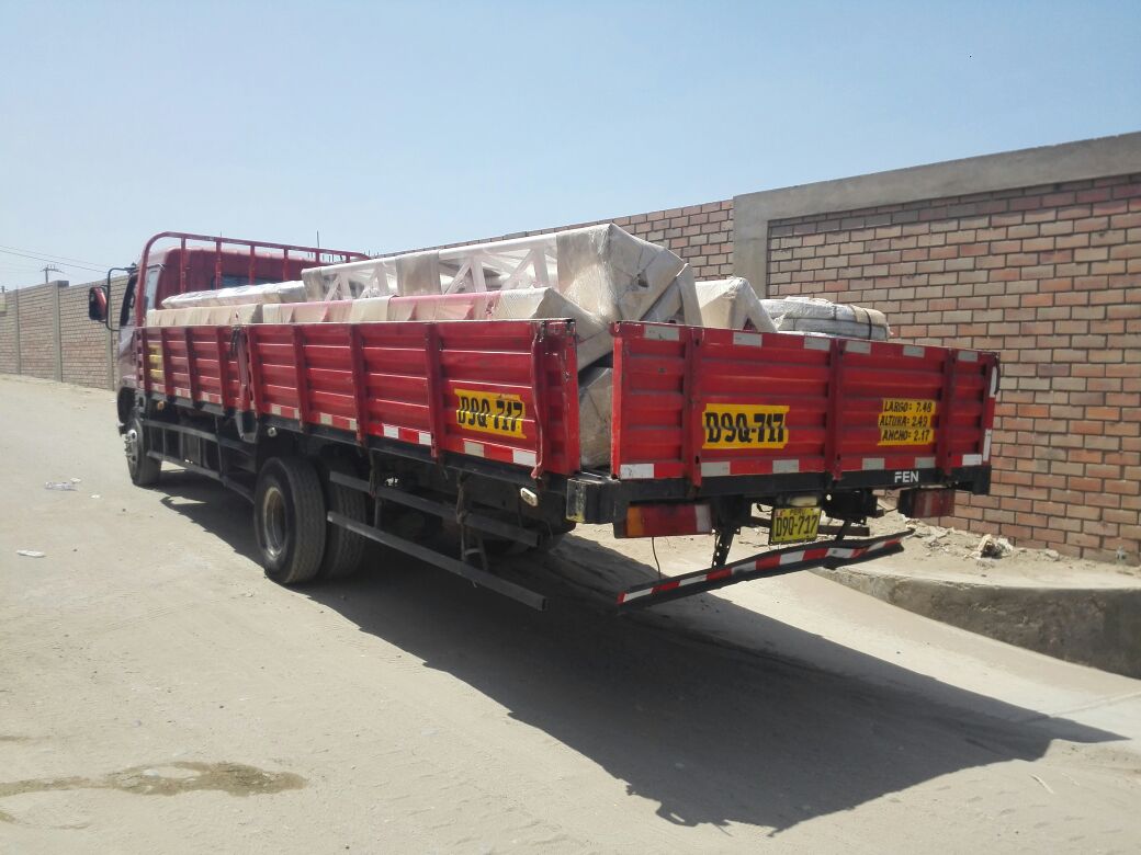 Camión con tramos para torres ventadas