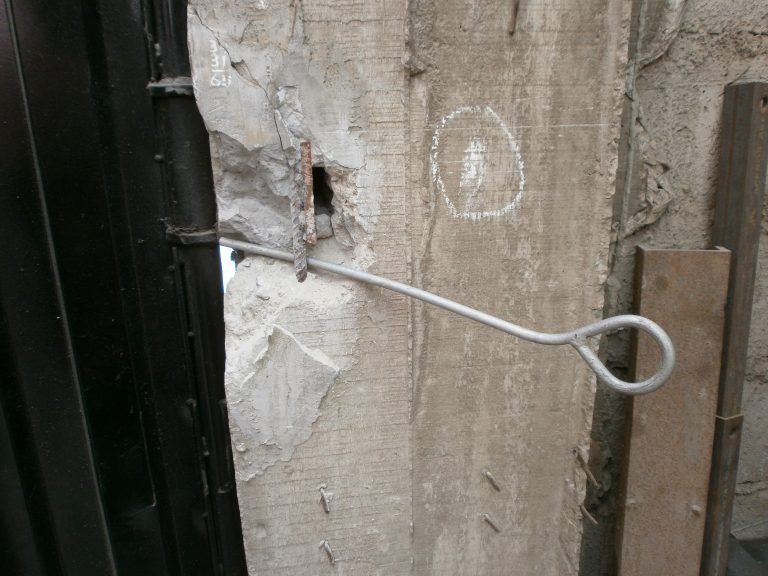 Anclaje de fierro liso para torre en columna