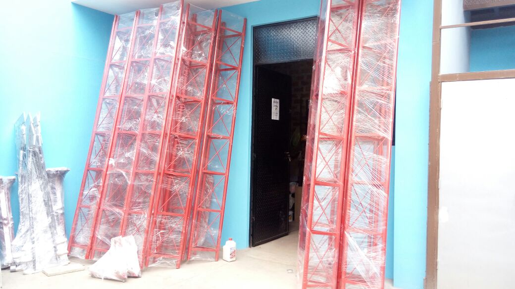 tramos de torre pintados y embalados