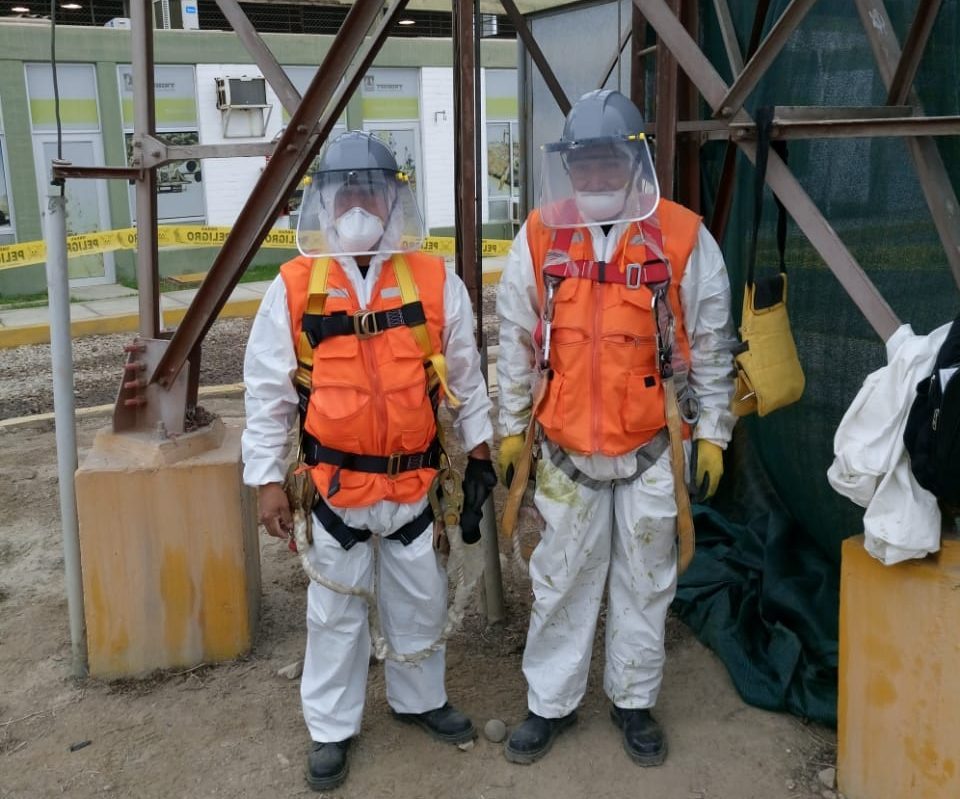 Personal para instalar torres de telecomunicaciones